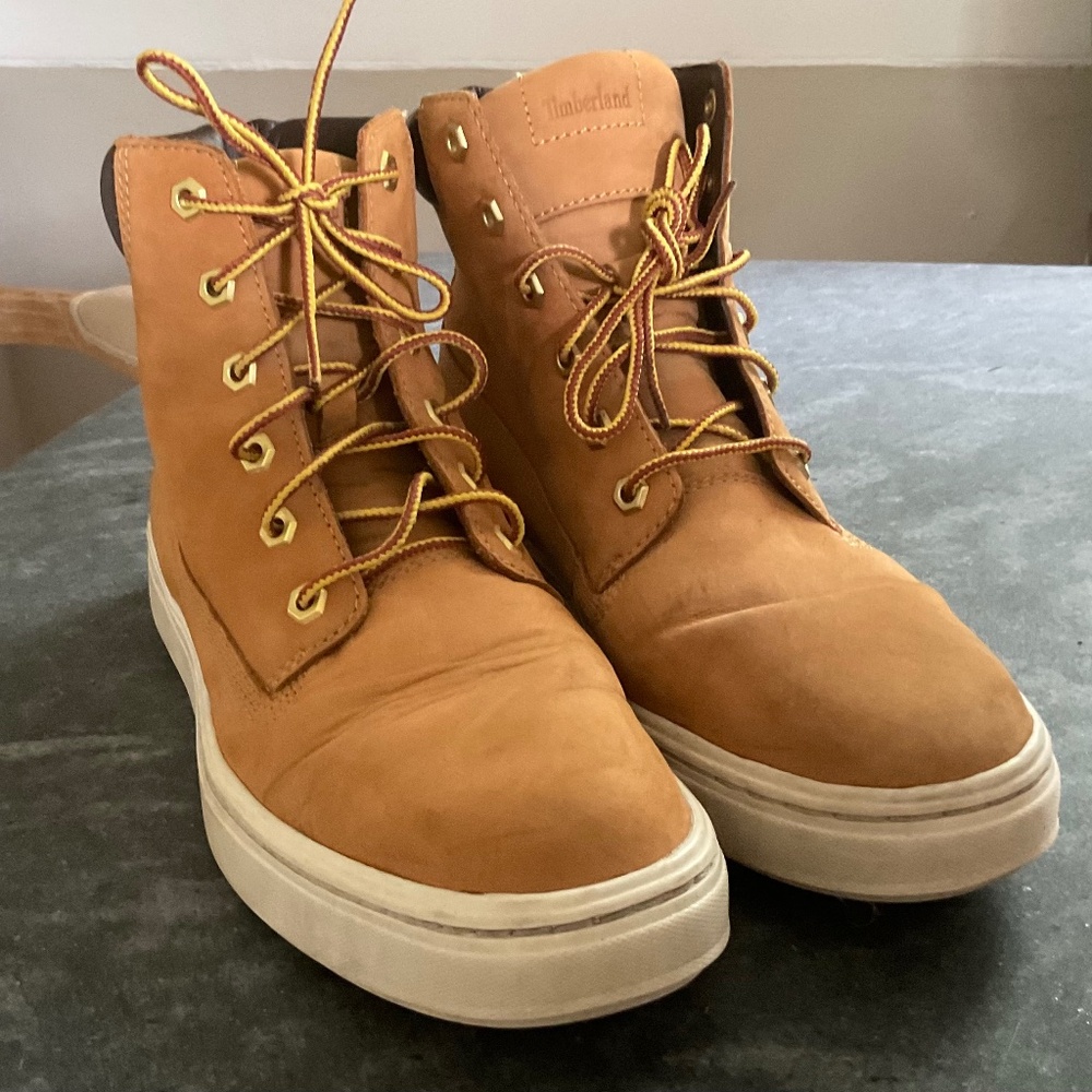Women’s Timberland Skyla Bay sneaker boots. Size 9